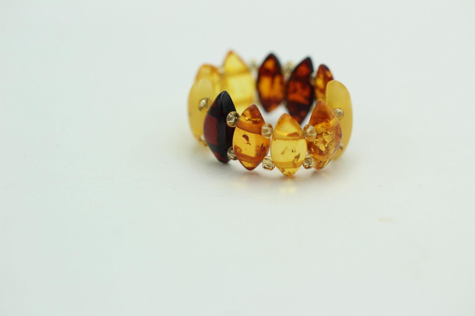 Bernstein Ring in verschiedenen Farben mit Gummiband aus Litauen