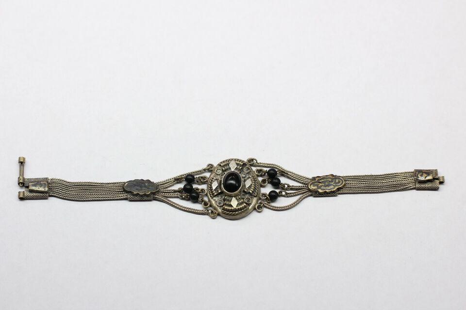 Armband Silber mit Niello, schwarze Glasperlen, wohl Balkan oder Russland 1850