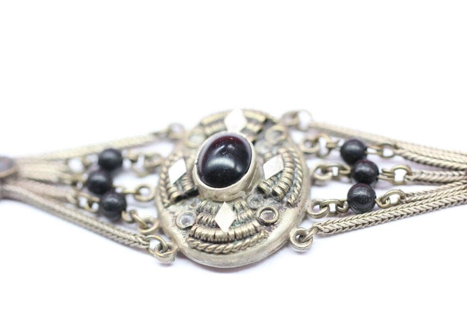 Armband Silber mit Niello, schwarze Glasperlen, wohl Balkan oder Russland 1850
