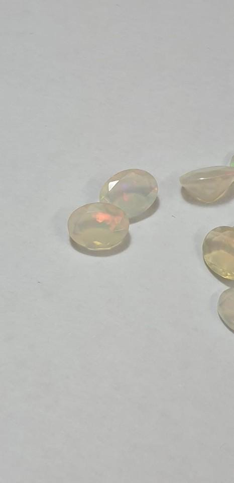 0,73 Carat Äthiopischer Opal 8 x 6mm A - AA Qualität aus Afrika Oval Schliff Weloopal Welo opal