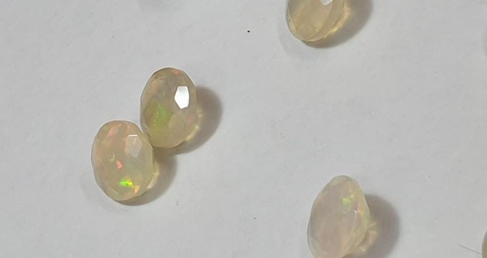 0,32 Carat Äthiopischer Opal 5 mm aus Afrika Weloopal Rundschliff in A - AA Qualität Welo Opal