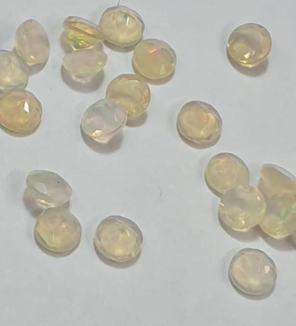 0,32 Carat Äthiopischer Opal 5 mm aus Afrika Weloopal Rundschliff in A - AA Qualität Welo Opal