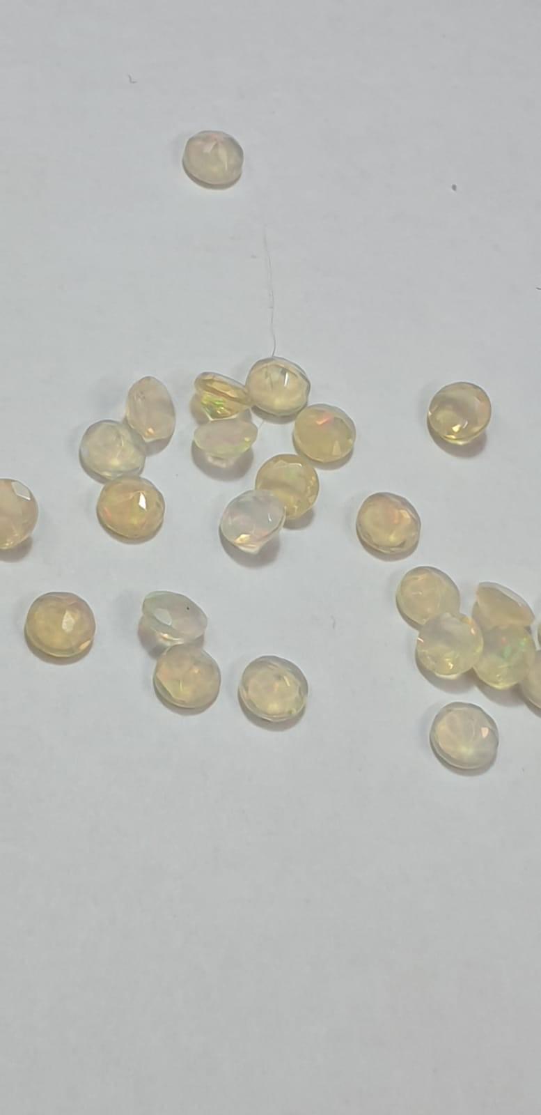 0,17 Carat Äthiopischer Opal A- AA Qualität aus Afrika Rundschliff 4 mm