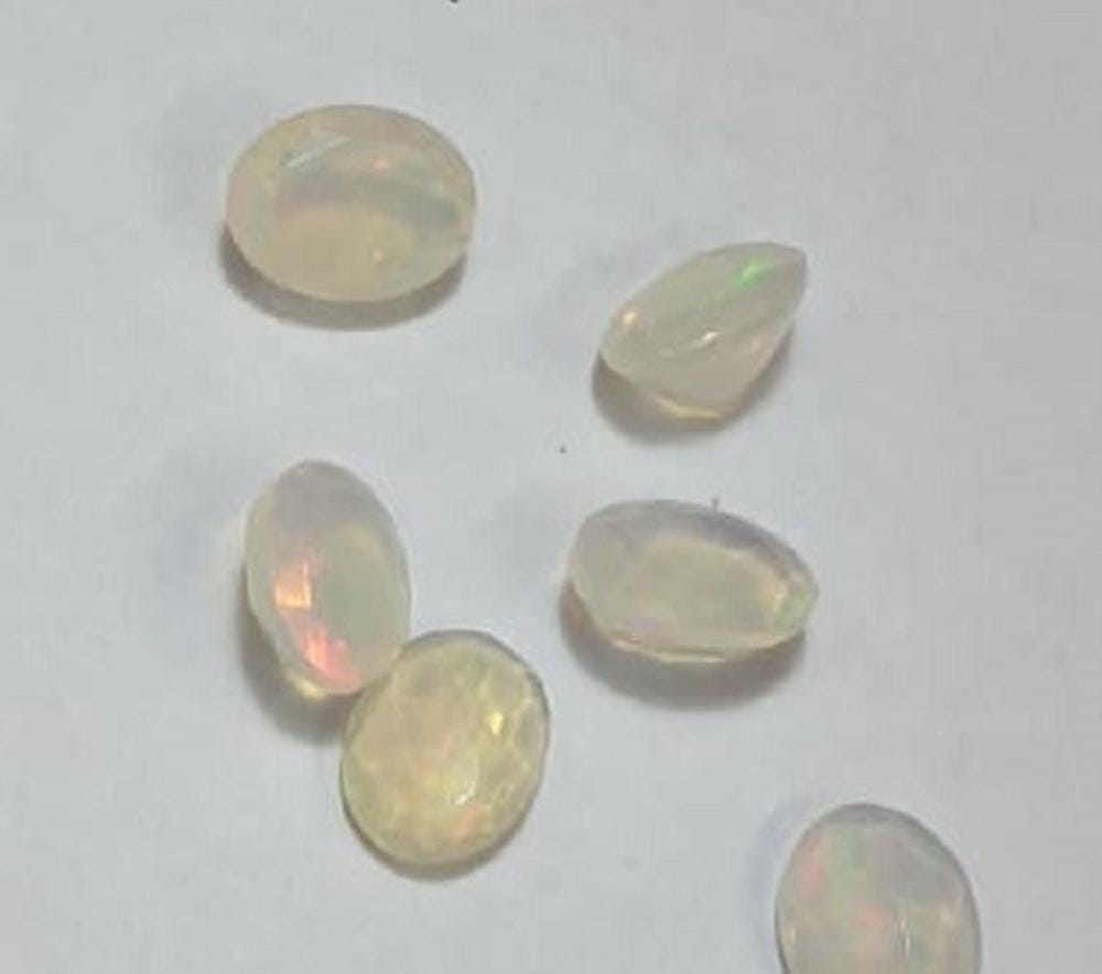 0,28 Carat Äthiopischer Opal 6 x 4mm A - AA Qualität aus Afrika Oval Schliff