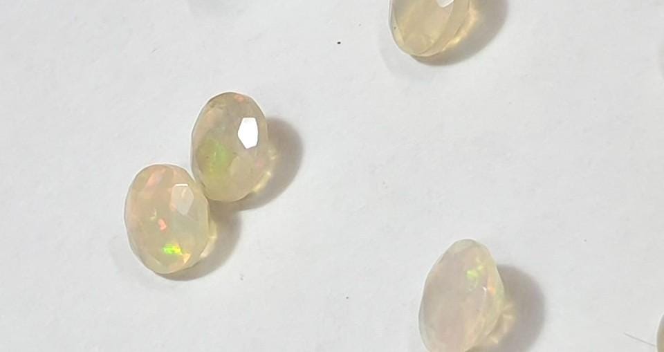 0,32 Carat Äthiopischer Opal 5 mm aus Afrika Weloopal Rundschliff in A - AA Qualität Welo Opal