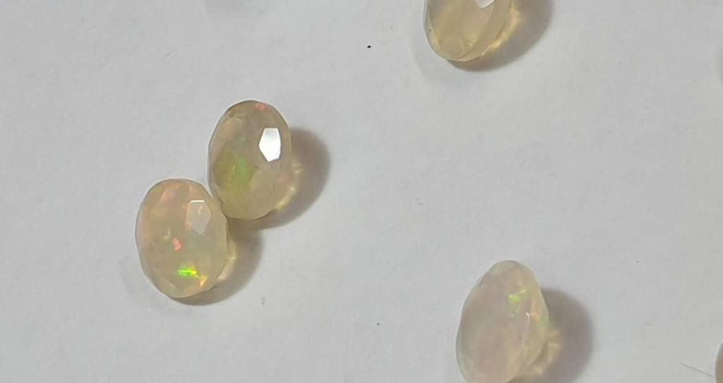 0,17 Carat Äthiopischer Opal A- AA Qualität aus Afrika Rundschliff 4 mm