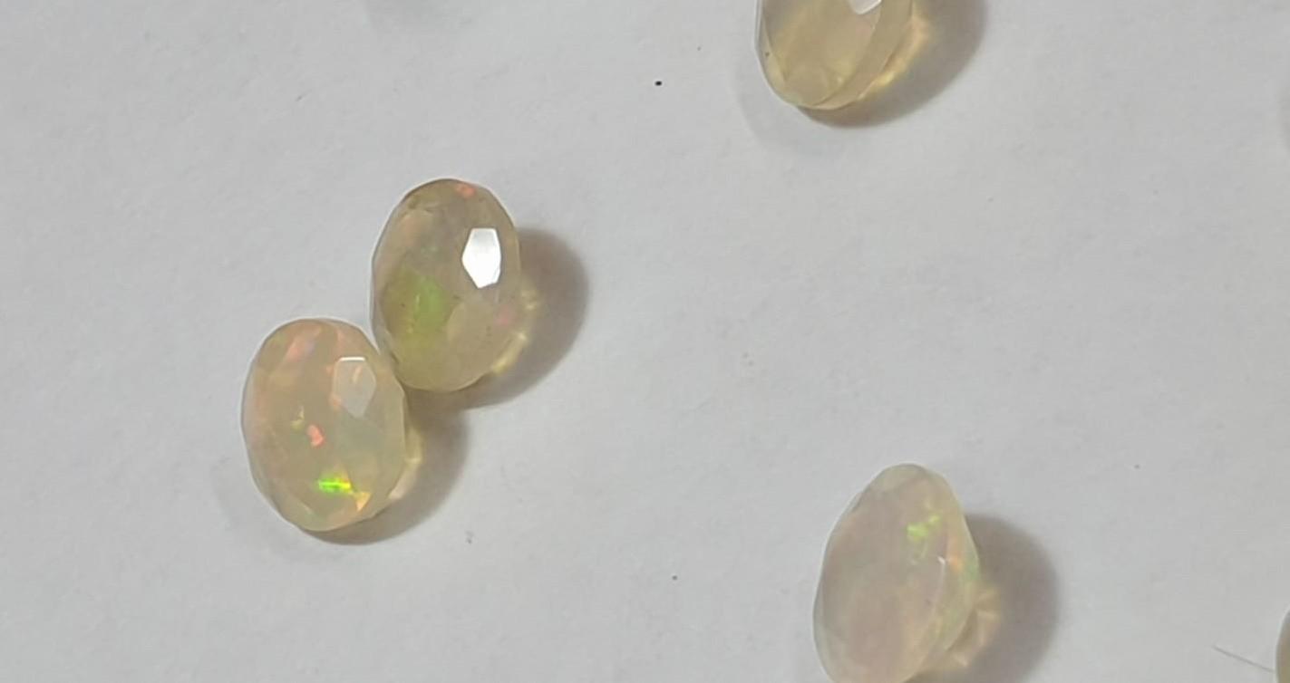 0,17 Carat Äthiopischer Opal A- AA Qualität aus Afrika Rundschliff 4 mm