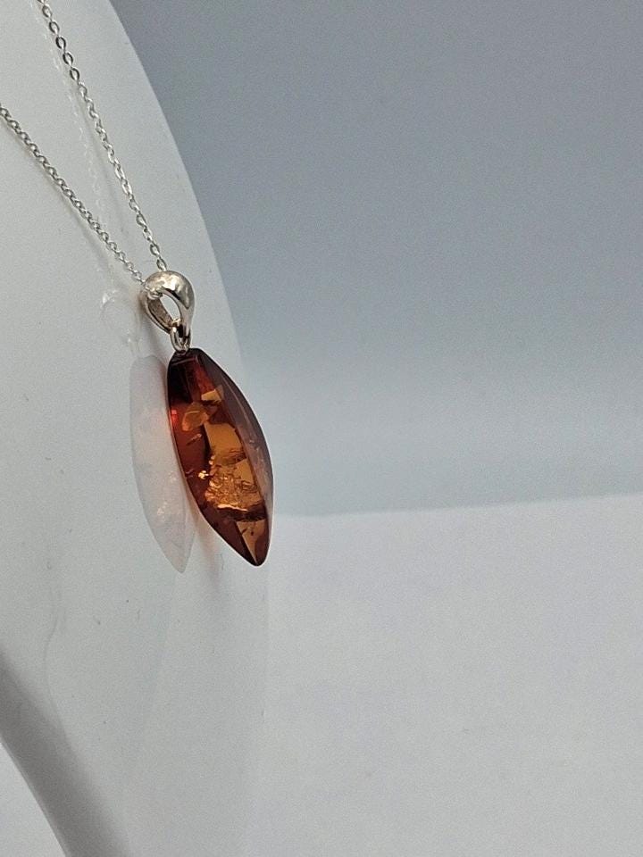 Eleganter Bernstein-Anhänger in Sterling-Silber  "Blatt des Waldes
