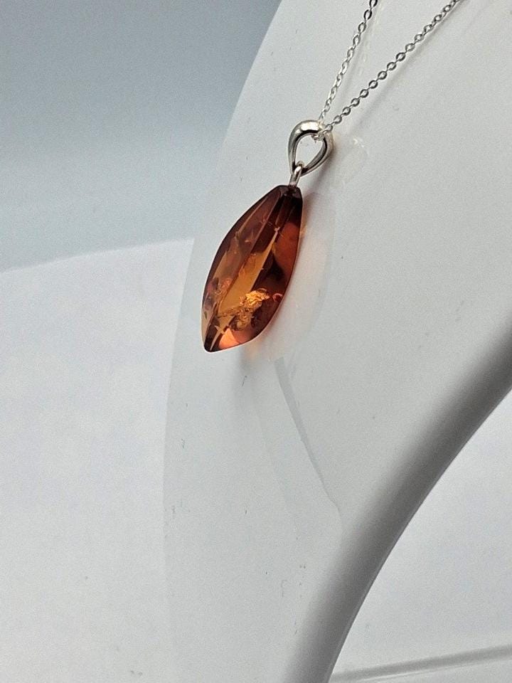Eleganter Bernstein-Anhänger in Sterling-Silber  "Blatt des Waldes