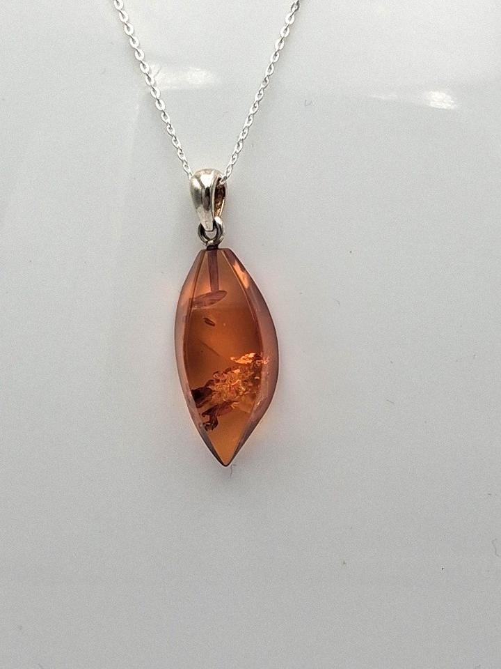 Eleganter Bernstein-Anhänger in Sterling-Silber  "Blatt des Waldes