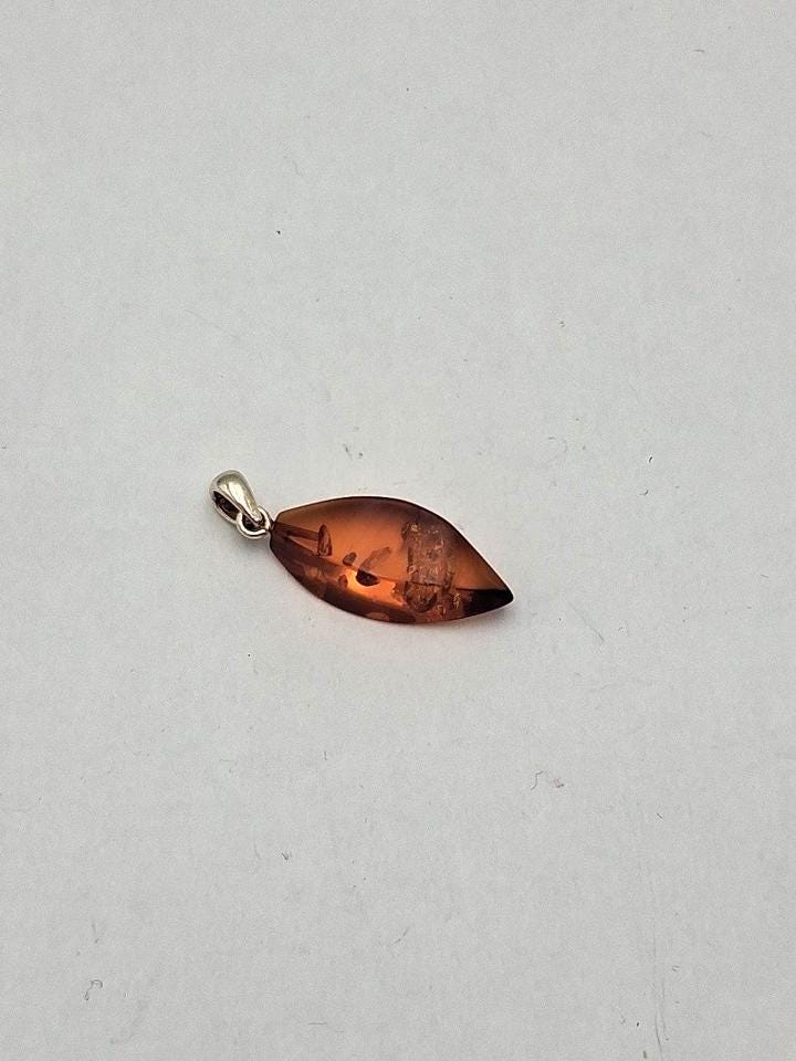 Eleganter Bernstein-Anhänger in Sterling-Silber  "Blatt des Waldes