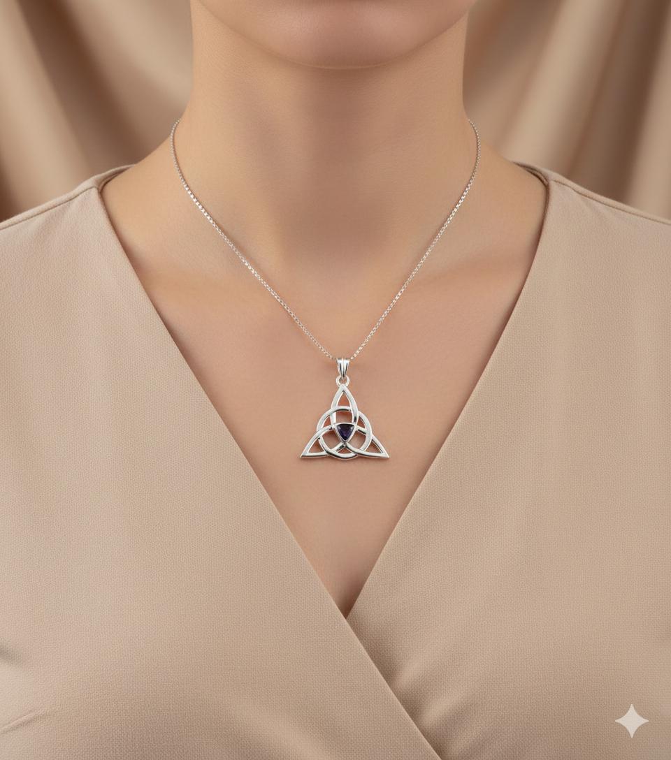 Echter Iolith Anhänger Silber 925, Keltischer Schmuck, Unendlicher Knoten, Kleiner Edelstein Kettenanhänger, 0,8 ct Unikat, Blaues Leuchten